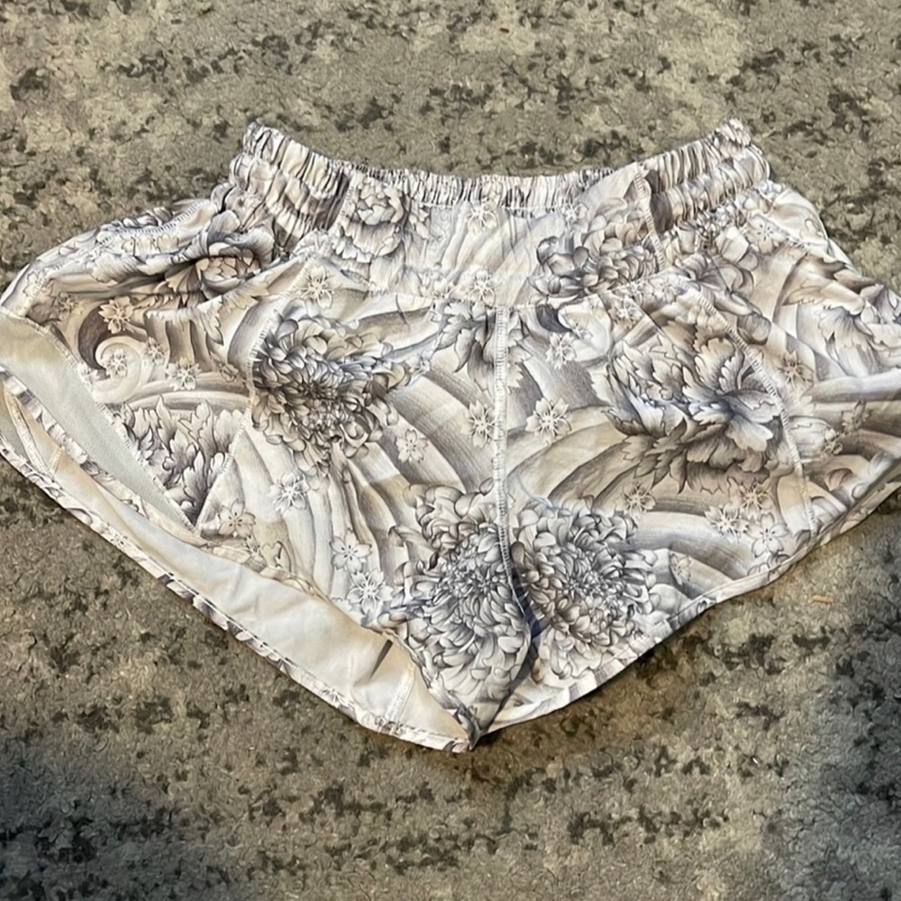 Lululemon Hotty Hot Short 2.5 inch